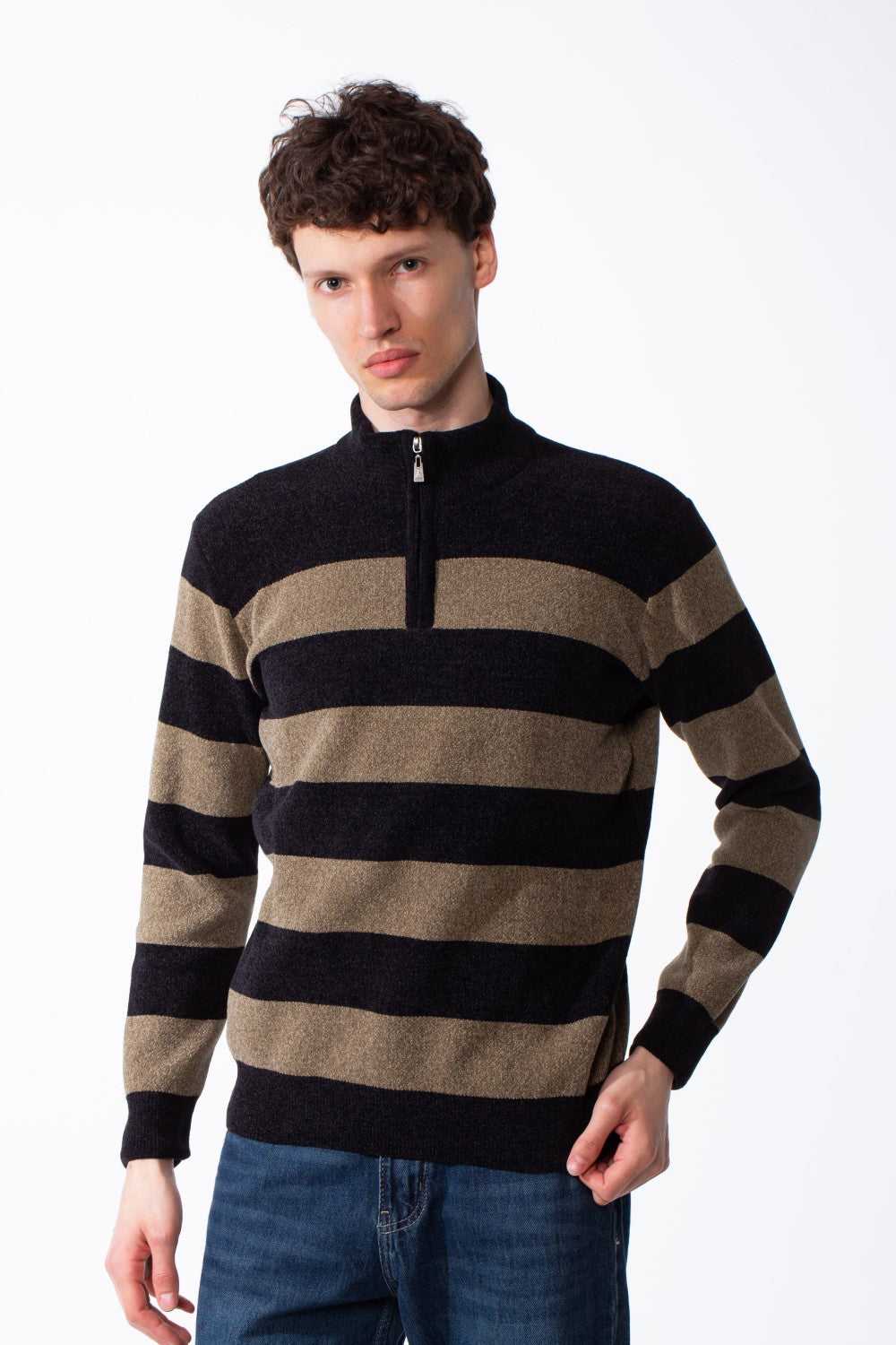 بلوفر رجالي Slim Fit بنصف سحاب معدني ونمط مخطط جريء وأساور مضلعة