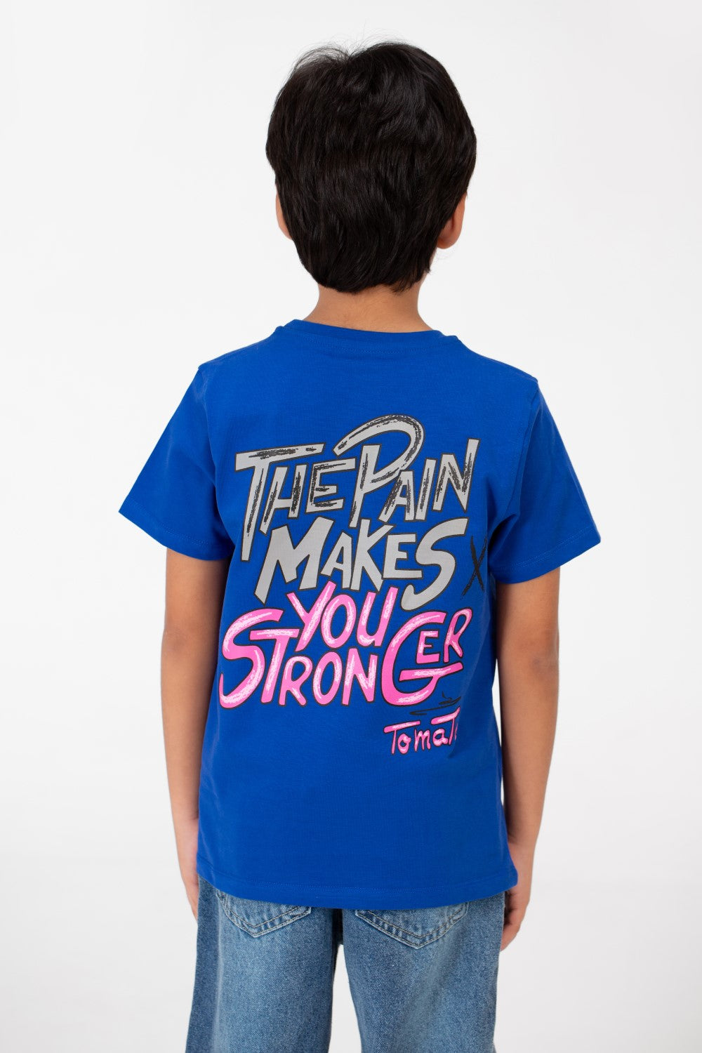 قميص بفتحة رقبة دائرية وطبعة نصية للأولاد