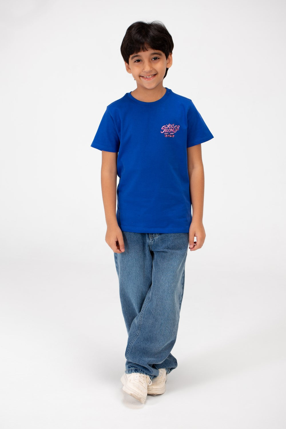 قميص بفتحة رقبة دائرية وطبعة نصية للأولاد