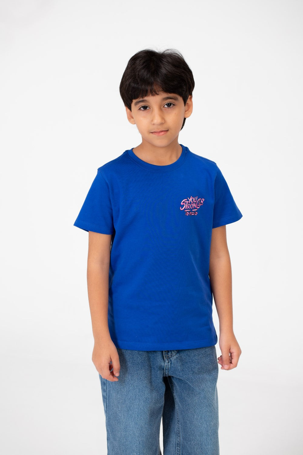 قميص بفتحة رقبة دائرية وطبعة نصية للأولاد