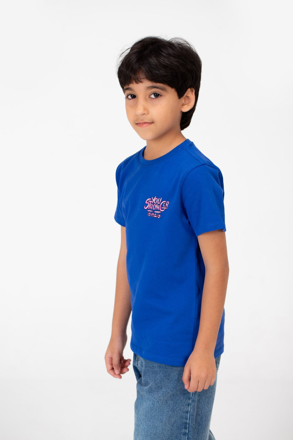 قميص بفتحة رقبة دائرية وطبعة نصية للأولاد