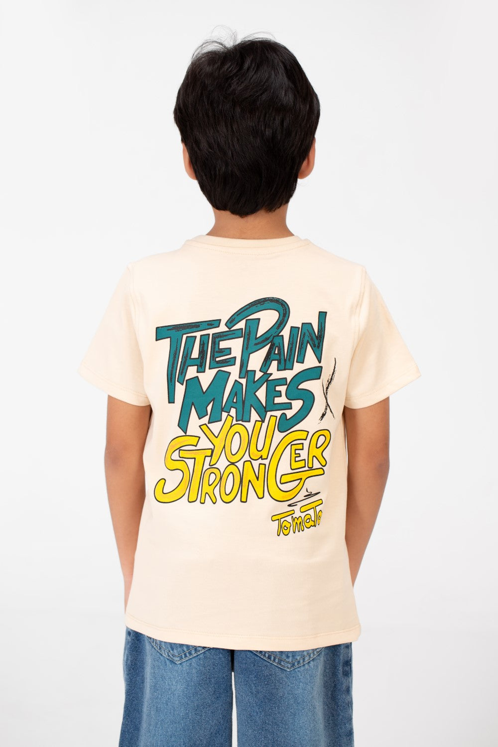 قميص بفتحة رقبة دائرية وطبعة نصية للأولاد