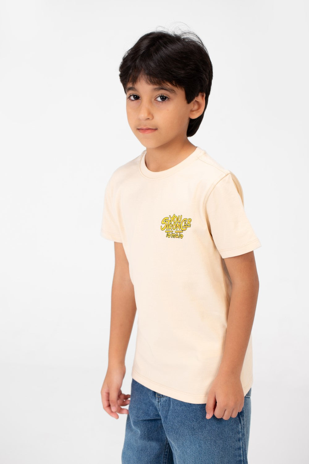 قميص بفتحة رقبة دائرية وطبعة نصية للأولاد