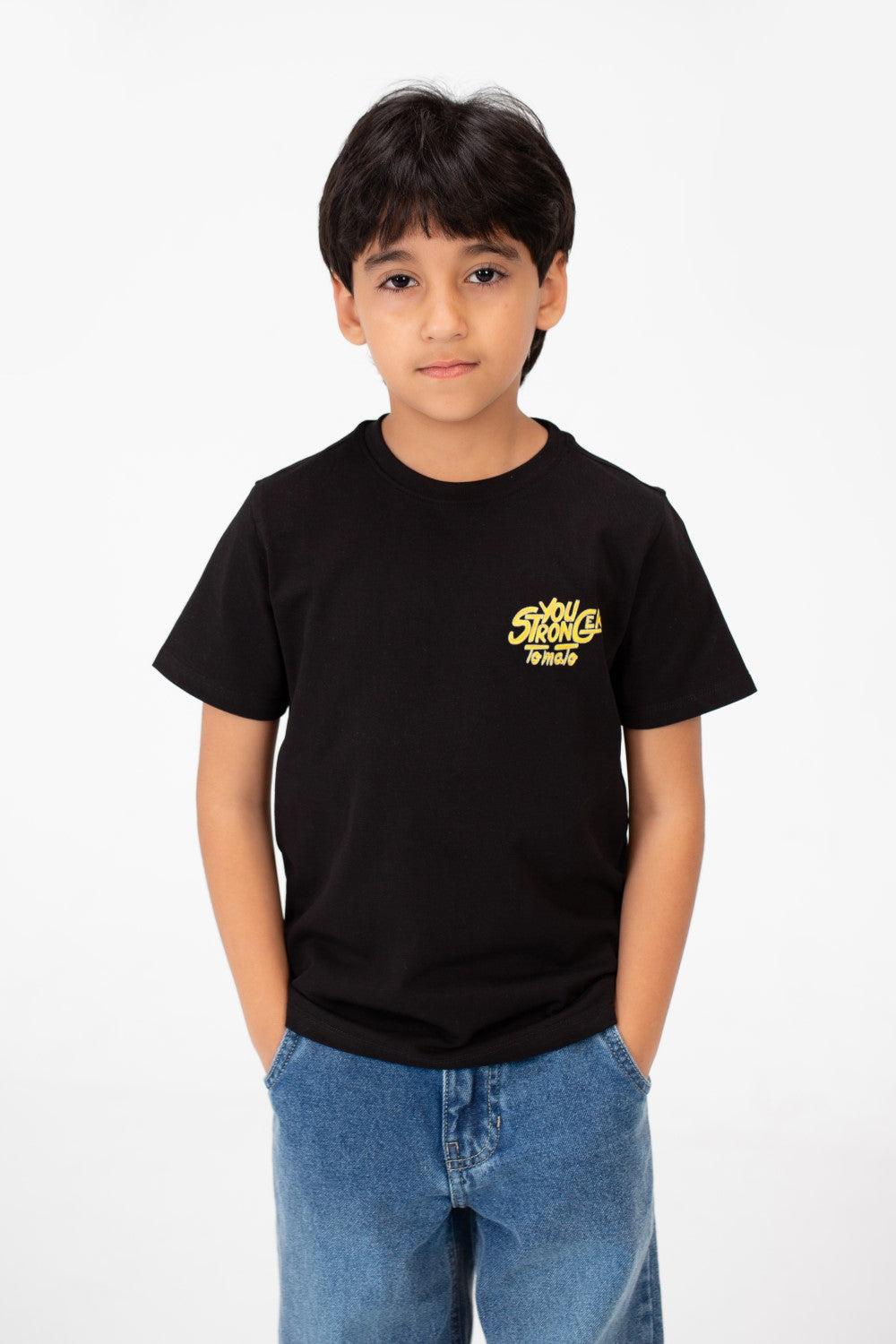 قميص بفتحة رقبة دائرية وطبعة نصية للأولاد