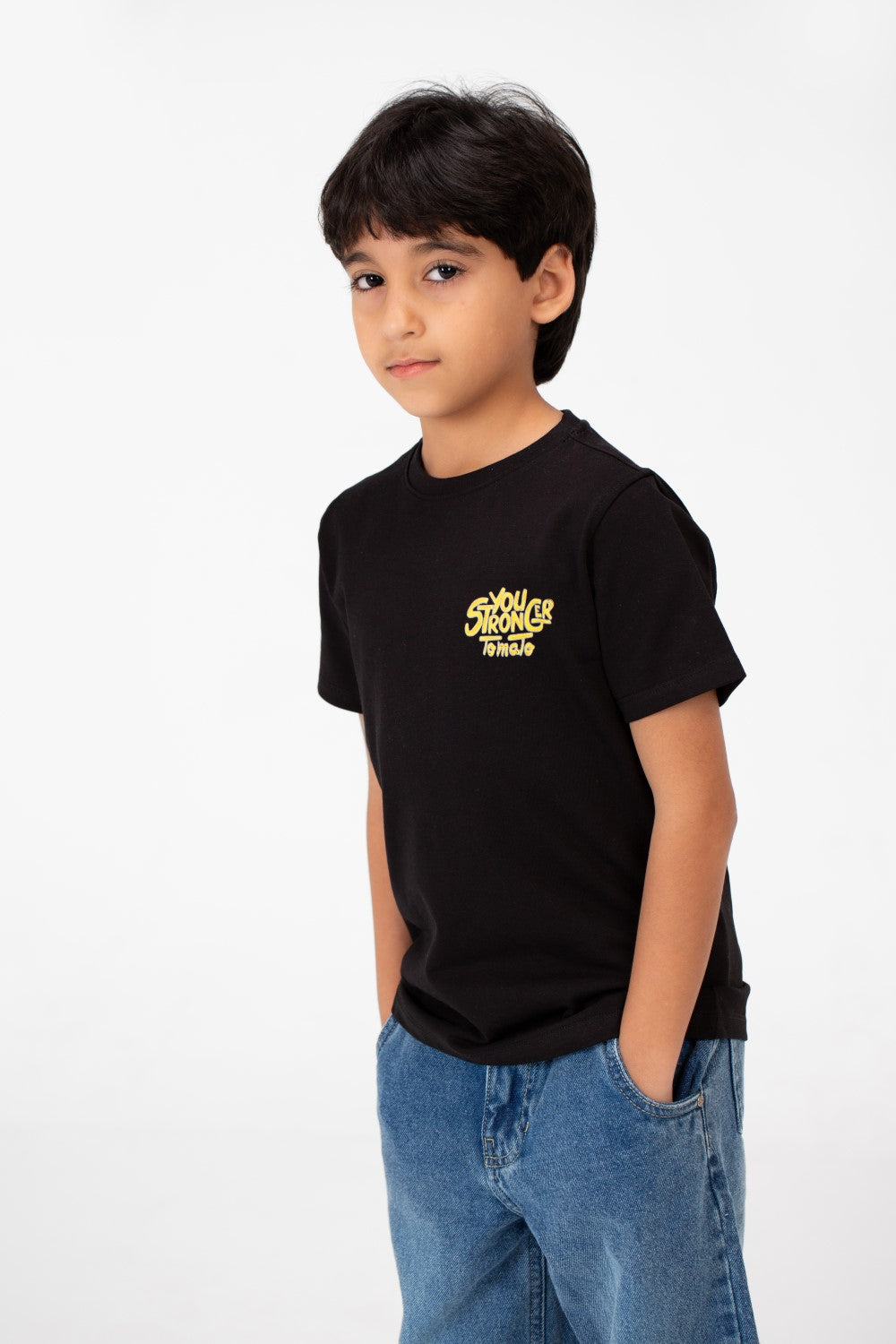 قميص بفتحة رقبة دائرية وطبعة نصية للأولاد