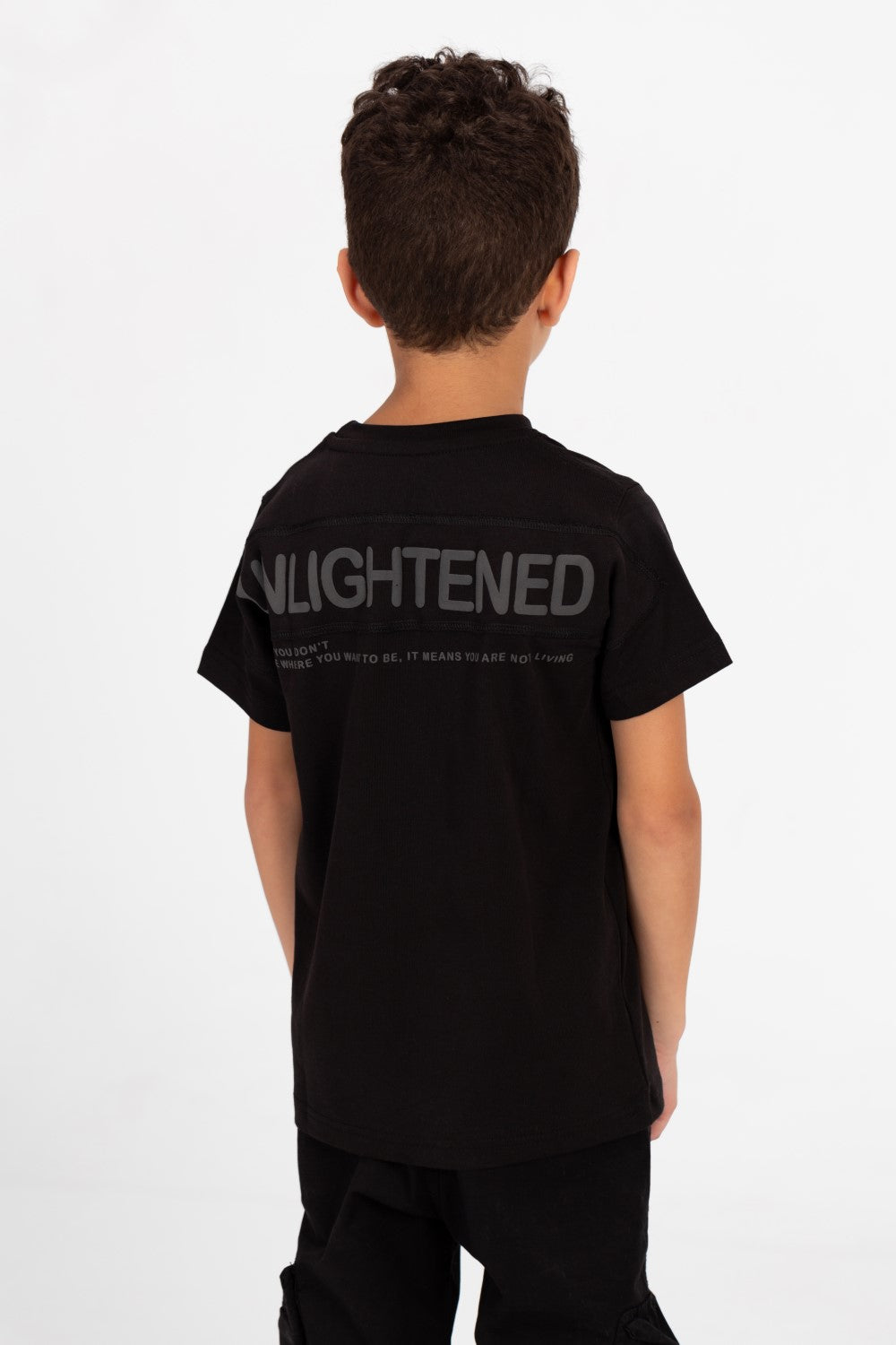 قميص أساسي بياقة دائرية مع طبعة نصية للأولاد