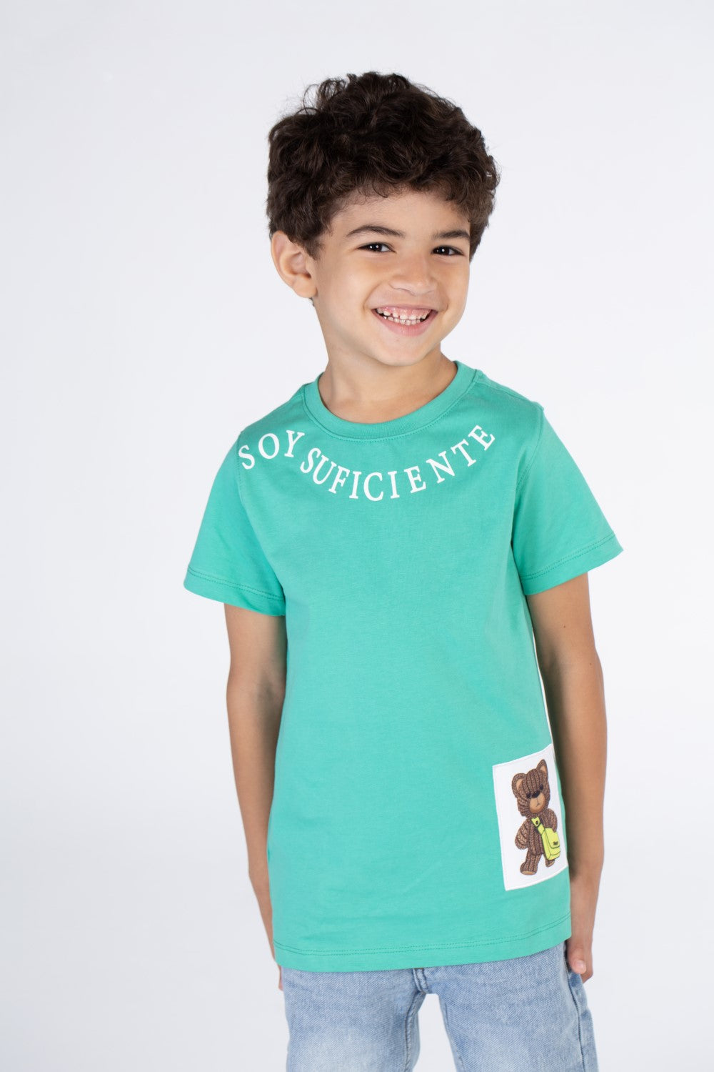 تيشيرت أولاد بياقة دائرية مطبوع بدائرة عند الرقبة ودب في الأسفل