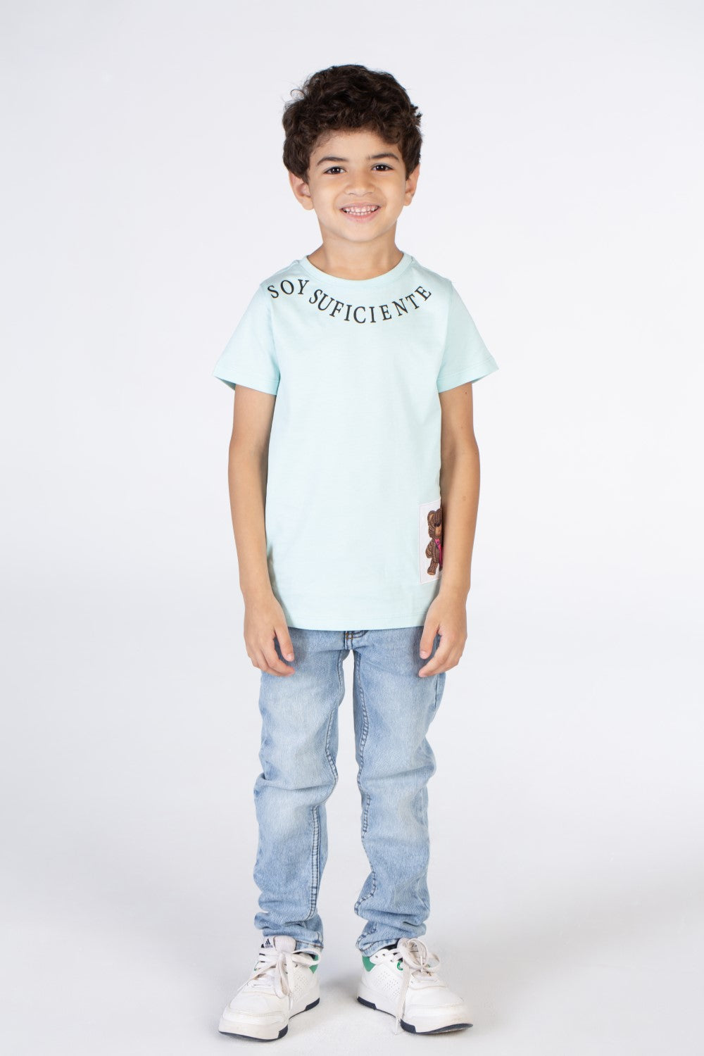 تيشيرت أولاد بياقة دائرية مطبوع بدائرة عند الرقبة ودب في الأسفل