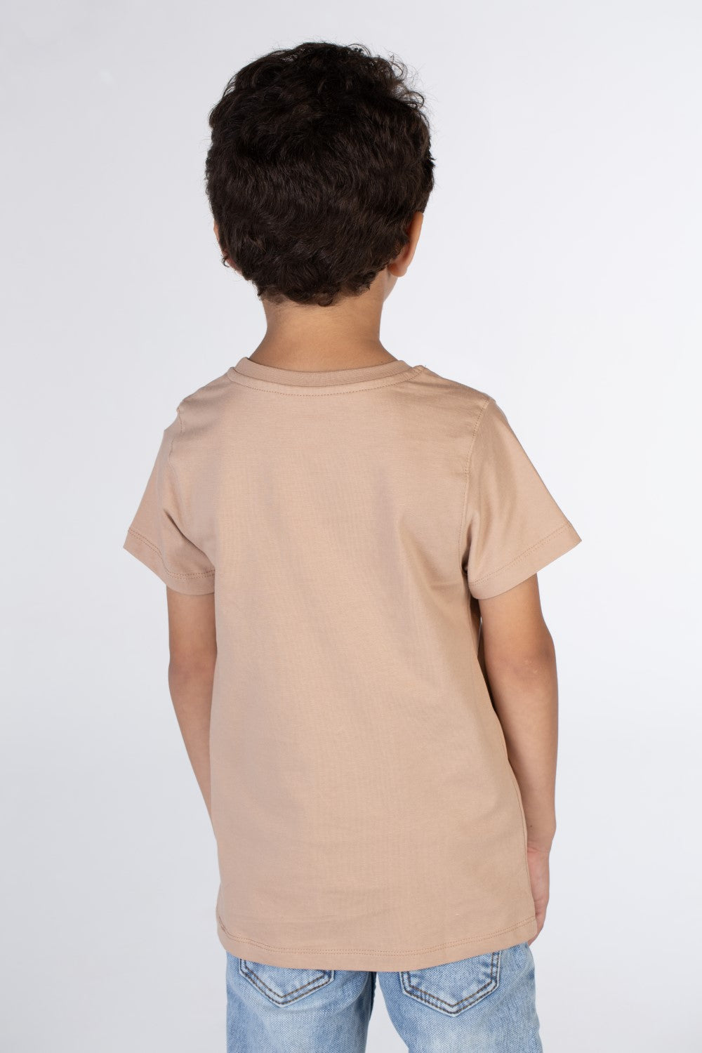 تيشيرت أولاد بياقة دائرية مطبوع بدائرة عند الرقبة ودب في الأسفل