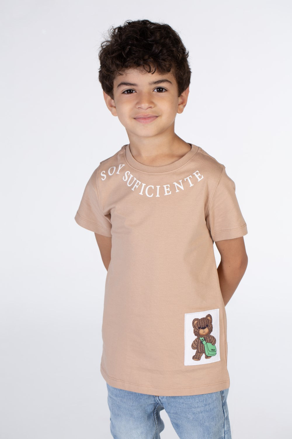 تيشيرت أولاد بياقة دائرية مطبوع بدائرة عند الرقبة ودب في الأسفل