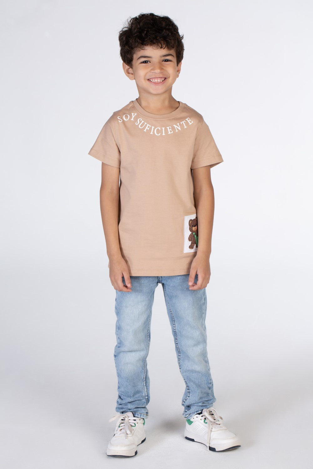 تيشيرت أولاد بياقة دائرية مطبوع بدائرة عند الرقبة ودب في الأسفل