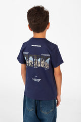 قميص بأكمام قصيرة للأولاد بطبعة على الظهر