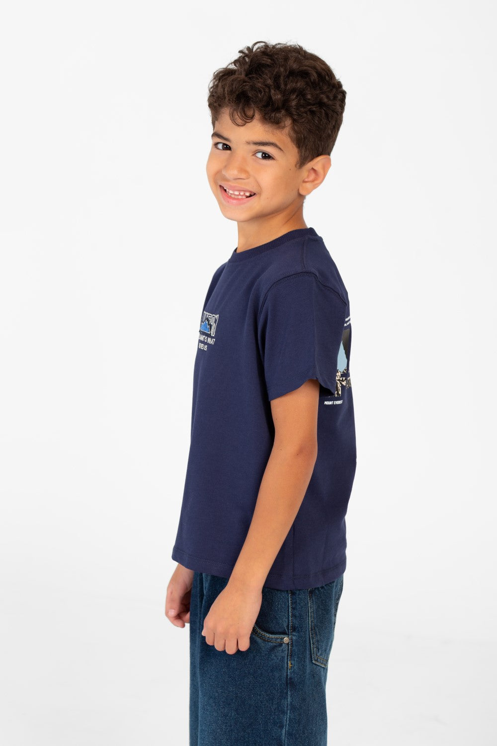 قميص بأكمام قصيرة للأولاد بطبعة على الظهر