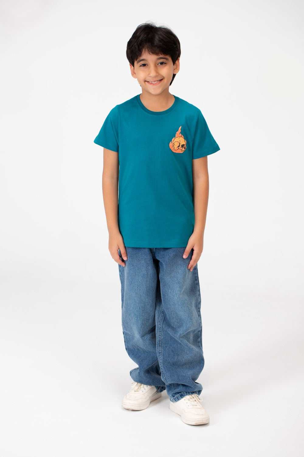 قميص بفتحة رقبة دائرية للأولاد مزخرف