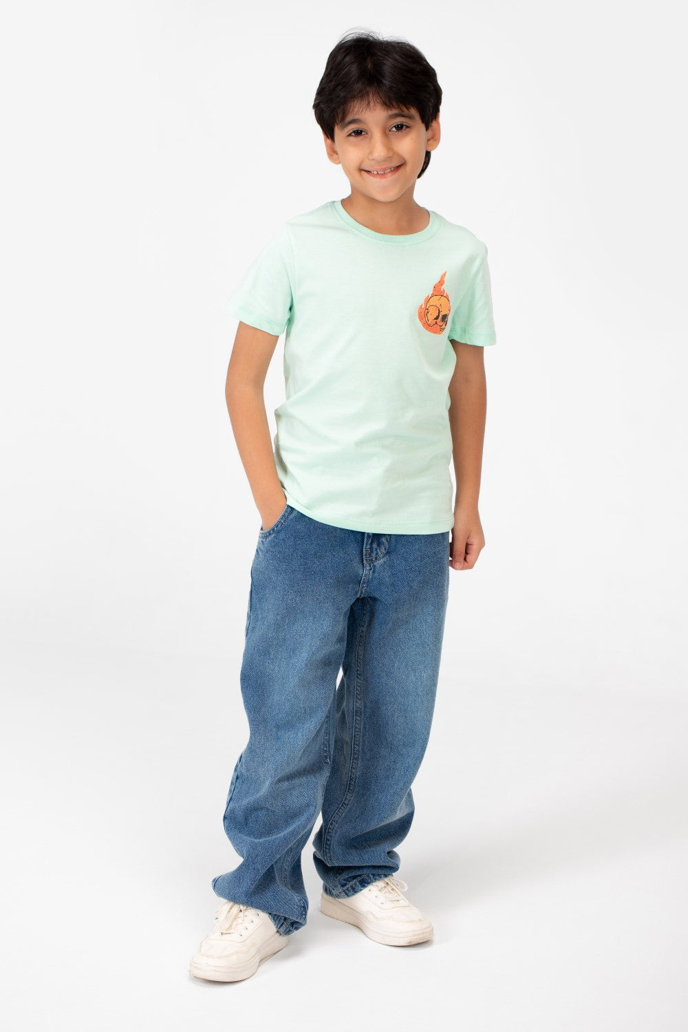 قميص بفتحة رقبة دائرية للأولاد مزخرف