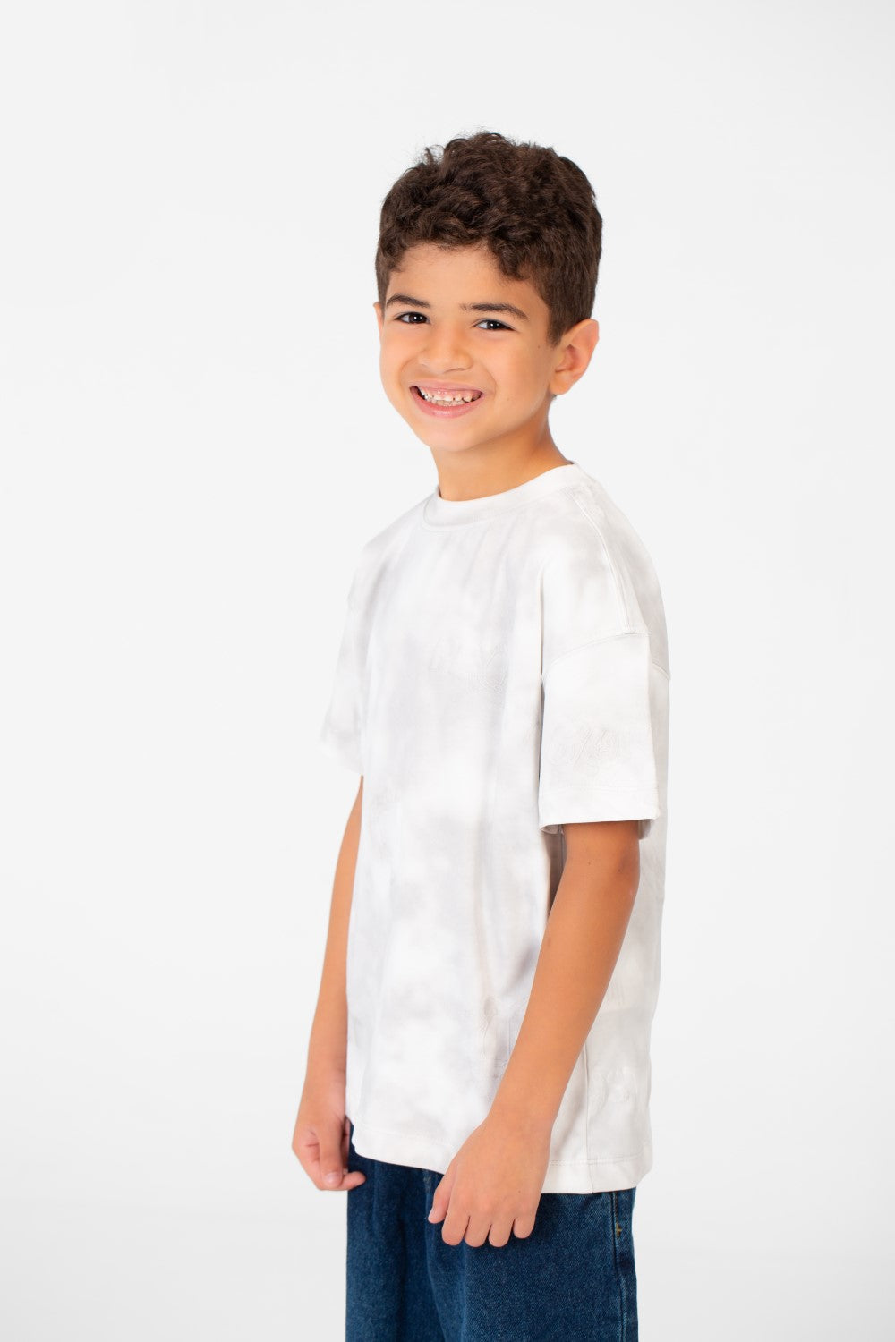 قميص بفتحة رقبة دائرية بأكمام قصيرة وطبعة، مقاس واسع للأولاد
