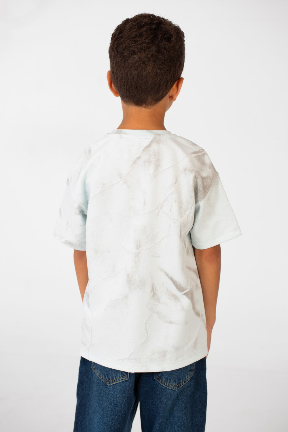 قميص بفتحة رقبة دائرية وأكمام قصيرة واسعة للصبي مصنوع من خامة عالية الجودة