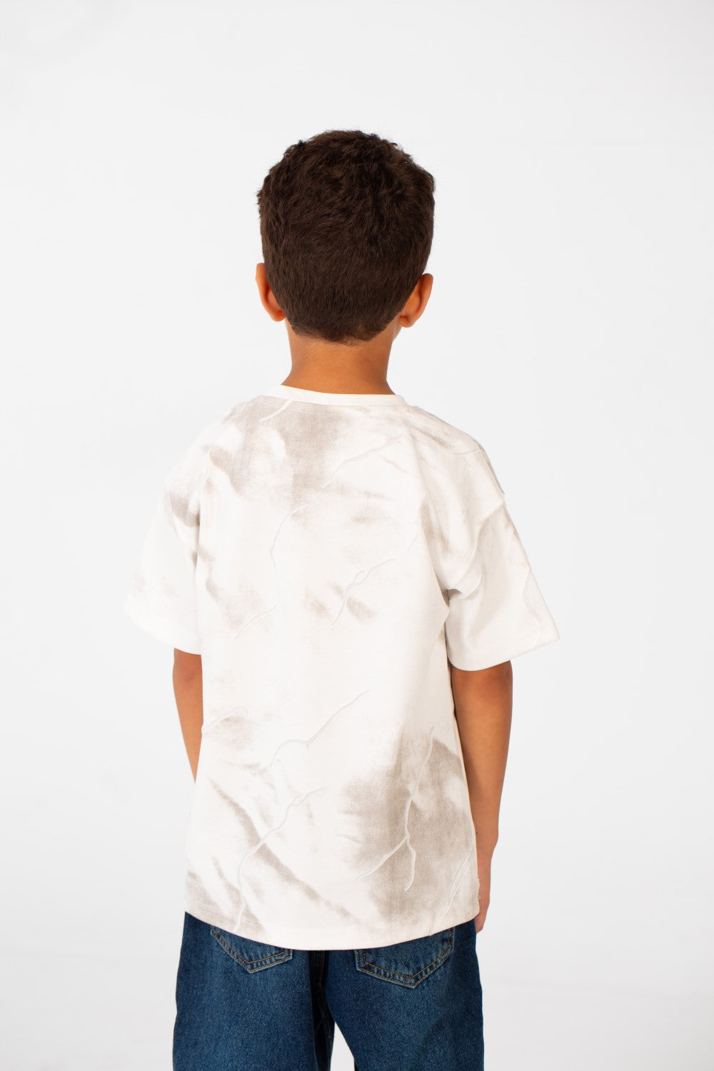 قميص بفتحة رقبة دائرية وأكمام قصيرة واسعة للصبي مصنوع من خامة عالية الجودة