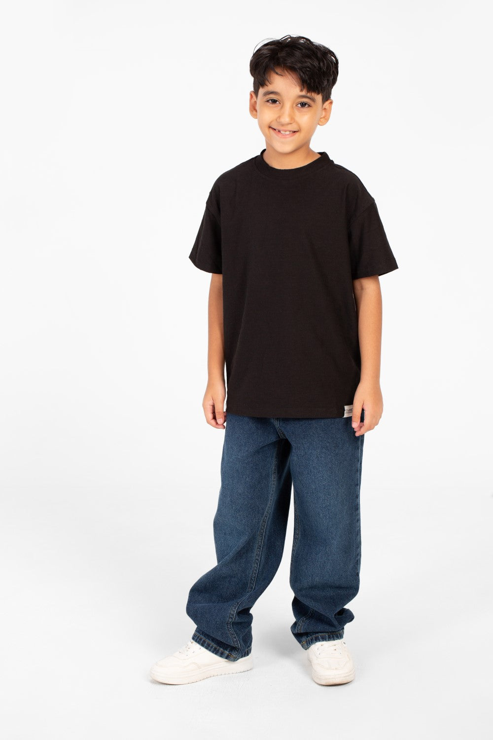 قميص صبي بأكمام قصيرة وياقة دائرية بألوان أساسية يومية