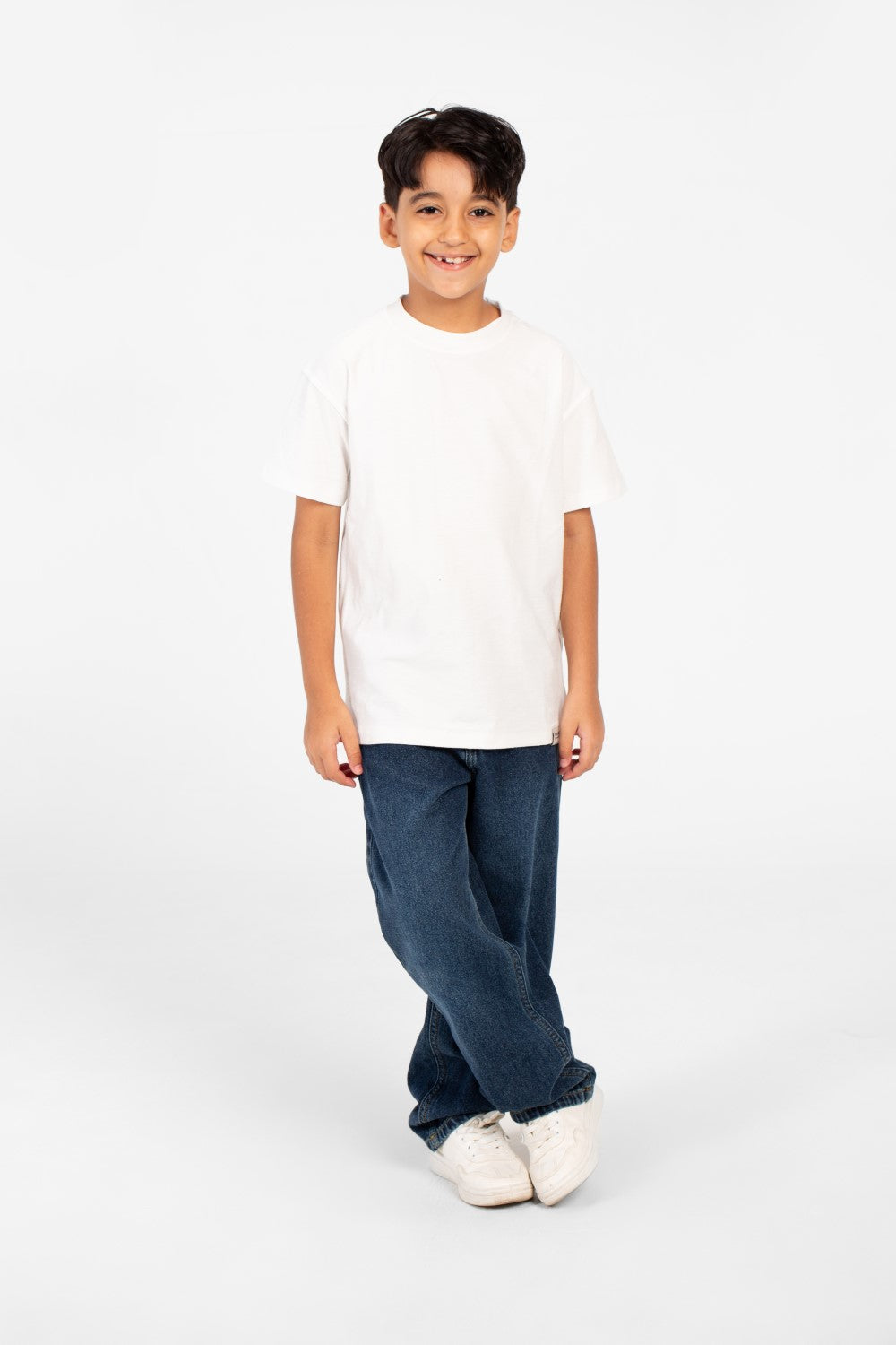 قميص صبي بأكمام قصيرة وياقة دائرية بألوان أساسية يومية