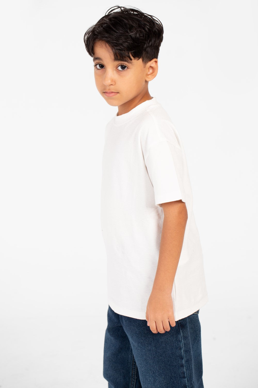 قميص صبي بأكمام قصيرة وياقة دائرية بألوان أساسية يومية