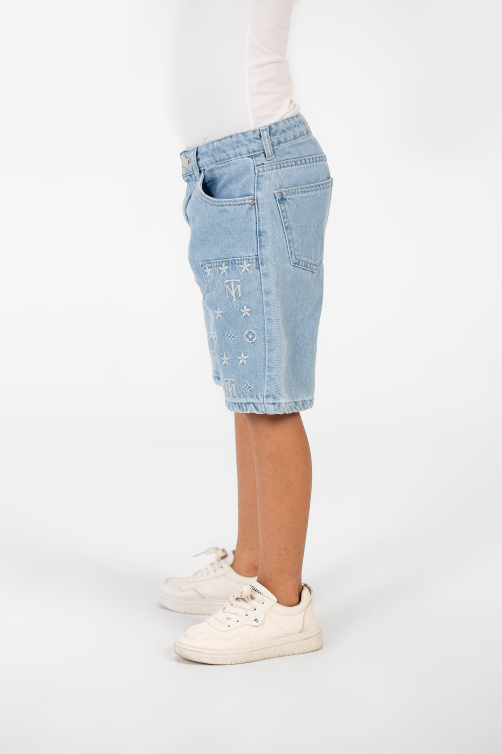 شورت دنيم صيفي للصبي بطبعة عصرية وجيوب