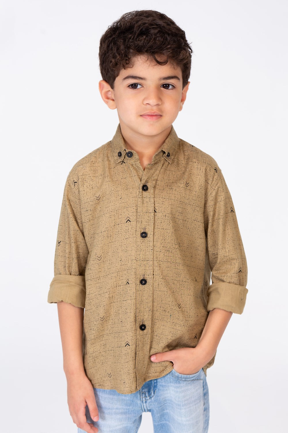 قميص بقصة عادية للأولاد مع طبعة خفيفة