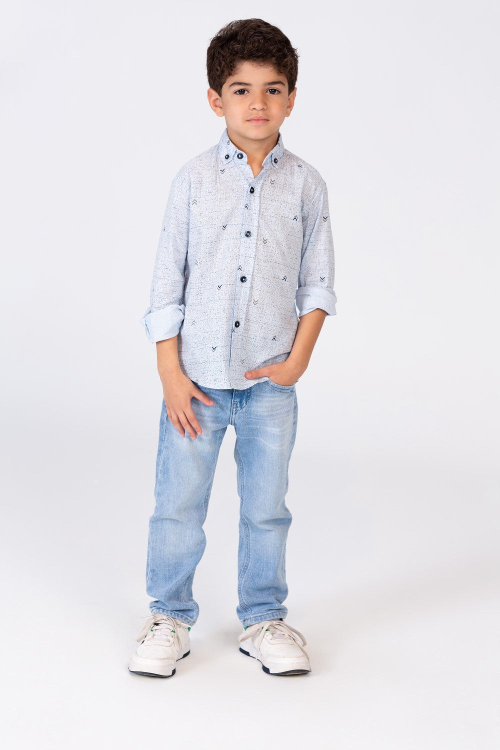 قميص بقصة عادية للأولاد مع طبعة خفيفة