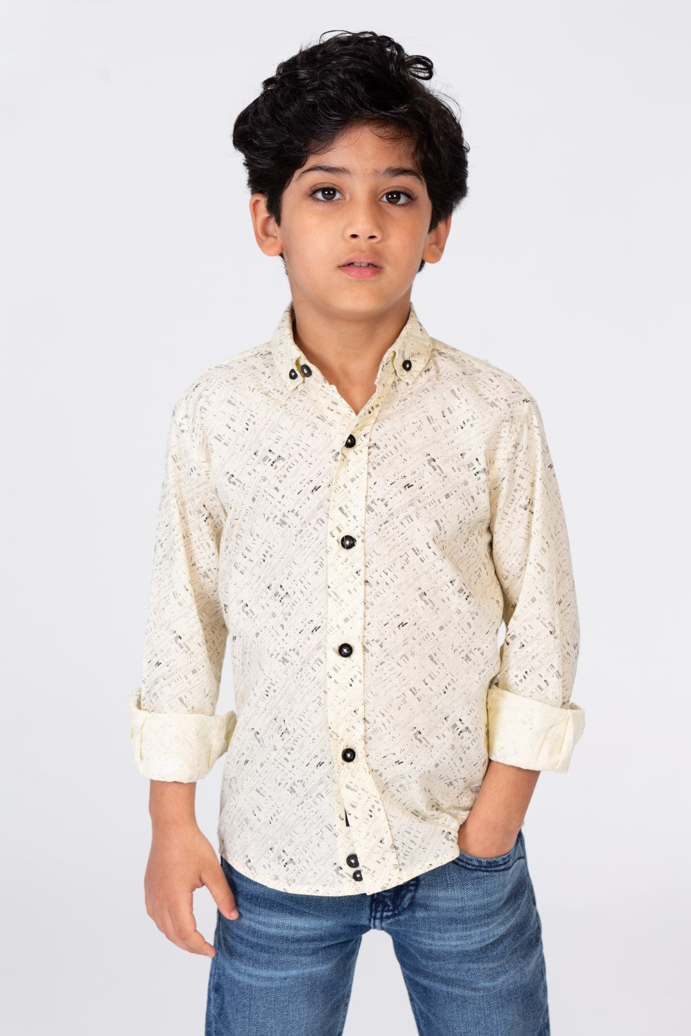 قميص بقصة عادية للأولاد مع طبعة خفيفة