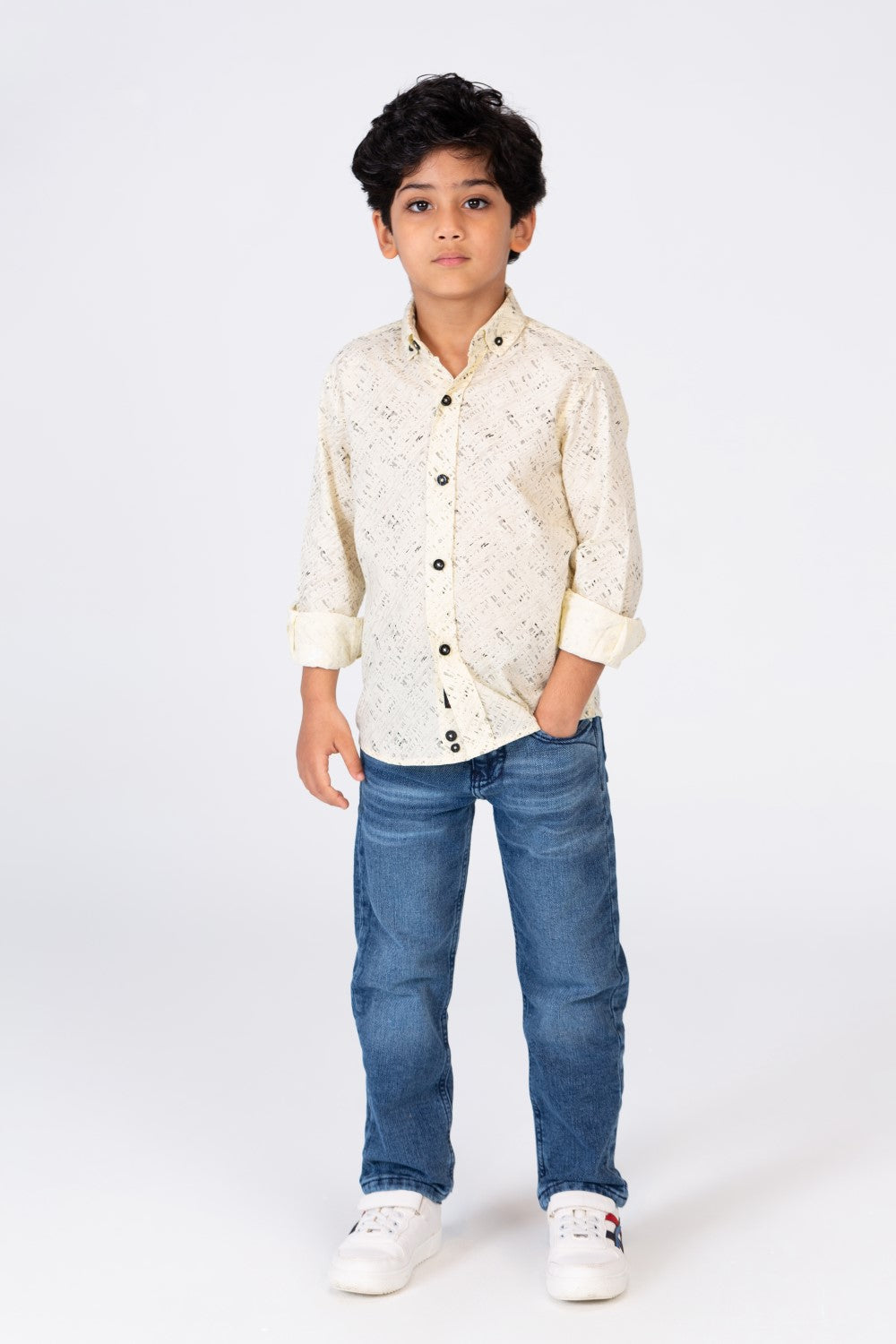 قميص بقصة عادية للأولاد مع طبعة خفيفة