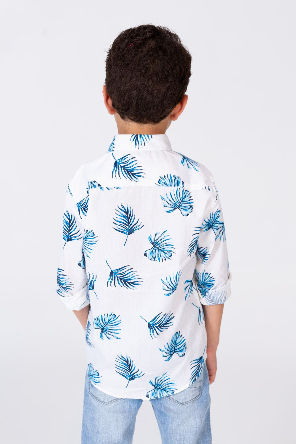 قميص بألوان صيفية عصرية للأولاد مع خامة تناسب الاستخدام اليومي