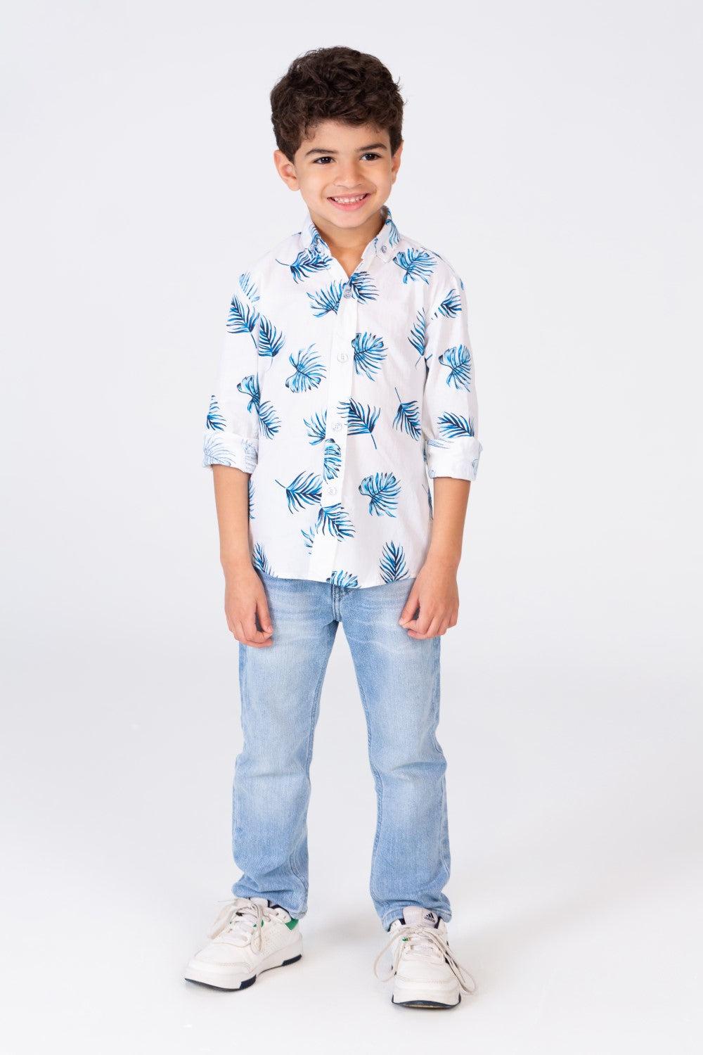 قميص بألوان صيفية عصرية للأولاد مع خامة تناسب الاستخدام اليومي