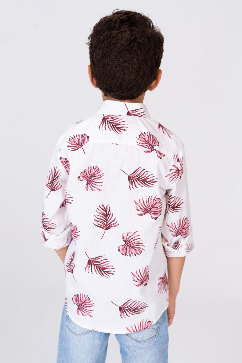 قميص بألوان صيفية عصرية للأولاد مع خامة تناسب الاستخدام اليومي