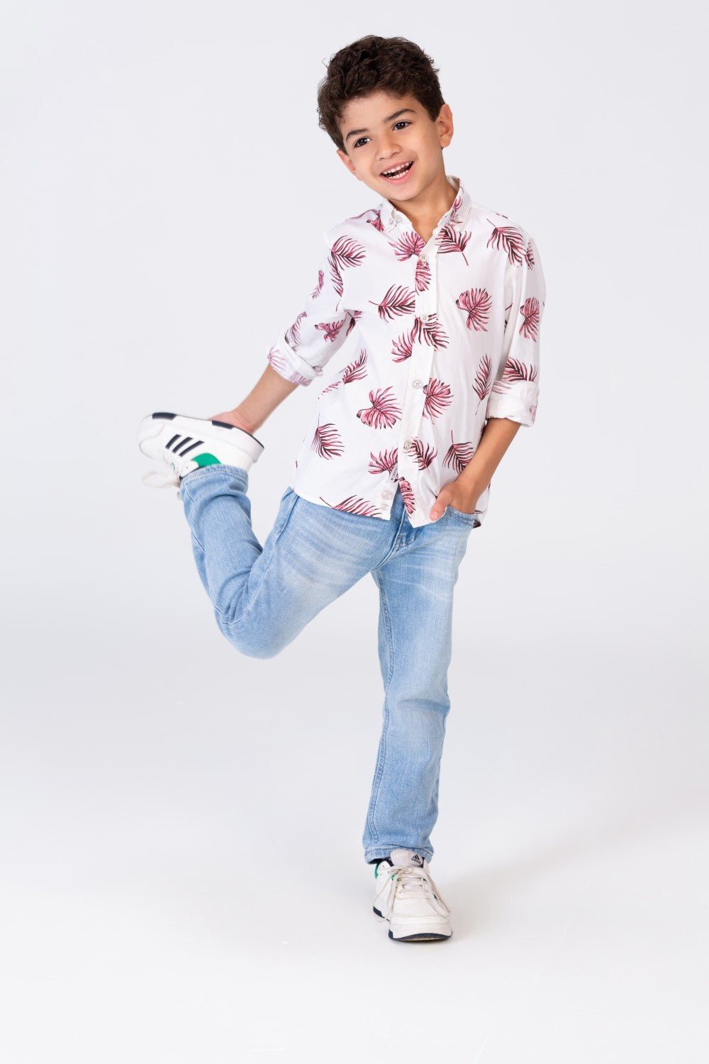 قميص بألوان صيفية عصرية للأولاد مع خامة تناسب الاستخدام اليومي