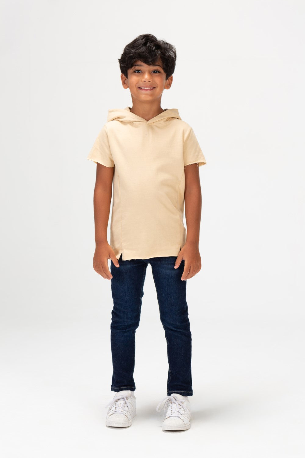Boys Round Basic T-shirt With Short Sleeves And A Capishu In Comfortable Summer Material
