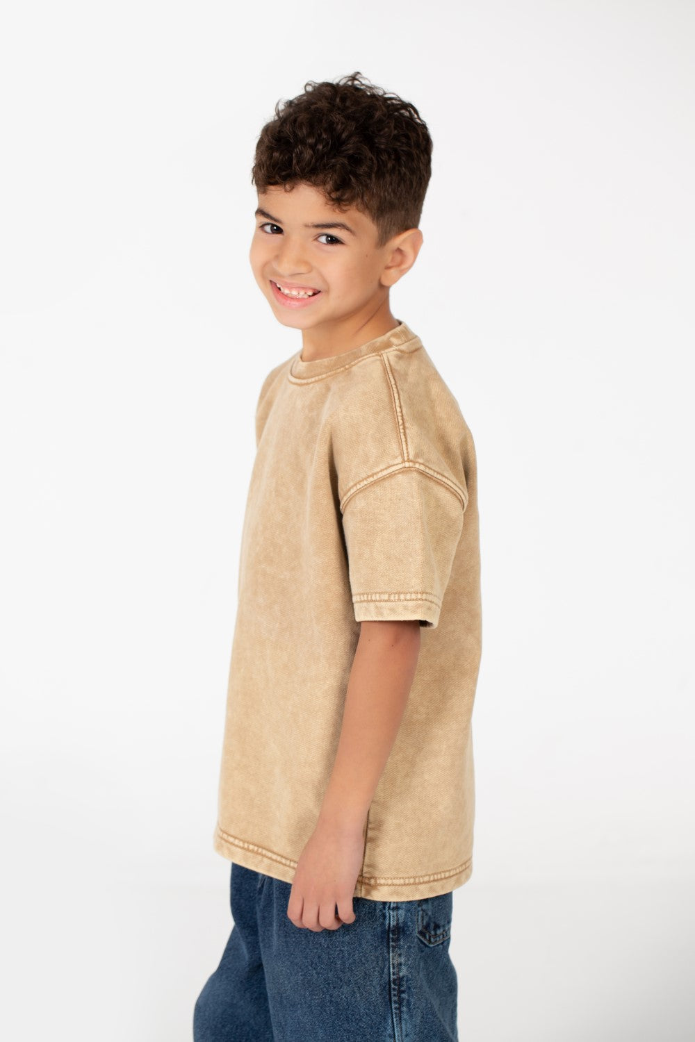 قميص قصير الأكمام مغسول للصبيان