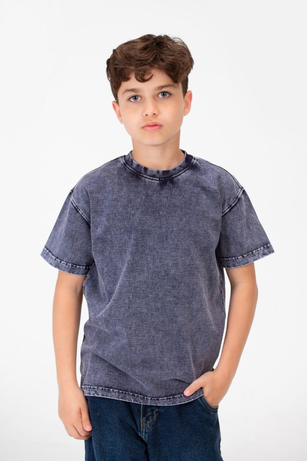 قميص أولاد بسيط برقبة دائرية مغسول