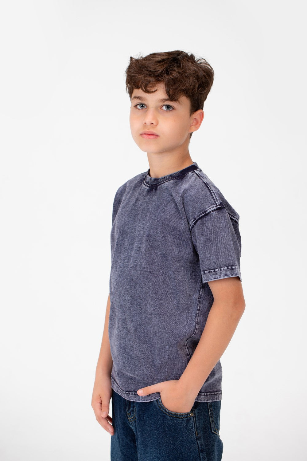 قميص أولاد بسيط برقبة دائرية مغسول
