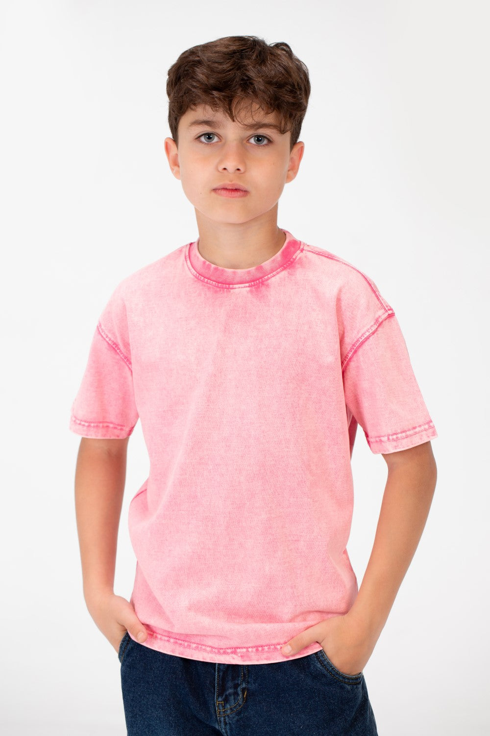 قميص أولاد بسيط برقبة دائرية مغسول