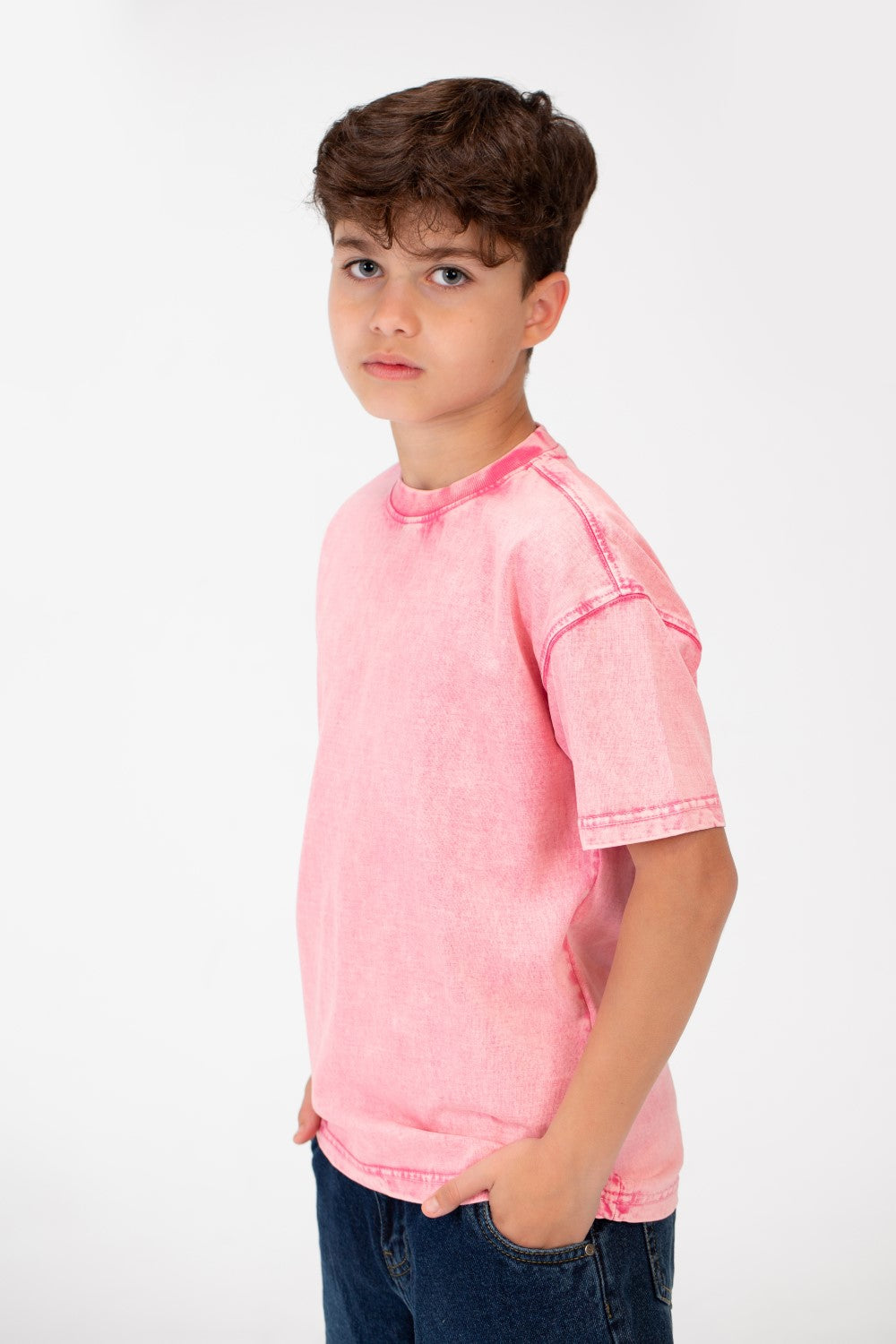 قميص أولاد بسيط برقبة دائرية مغسول
