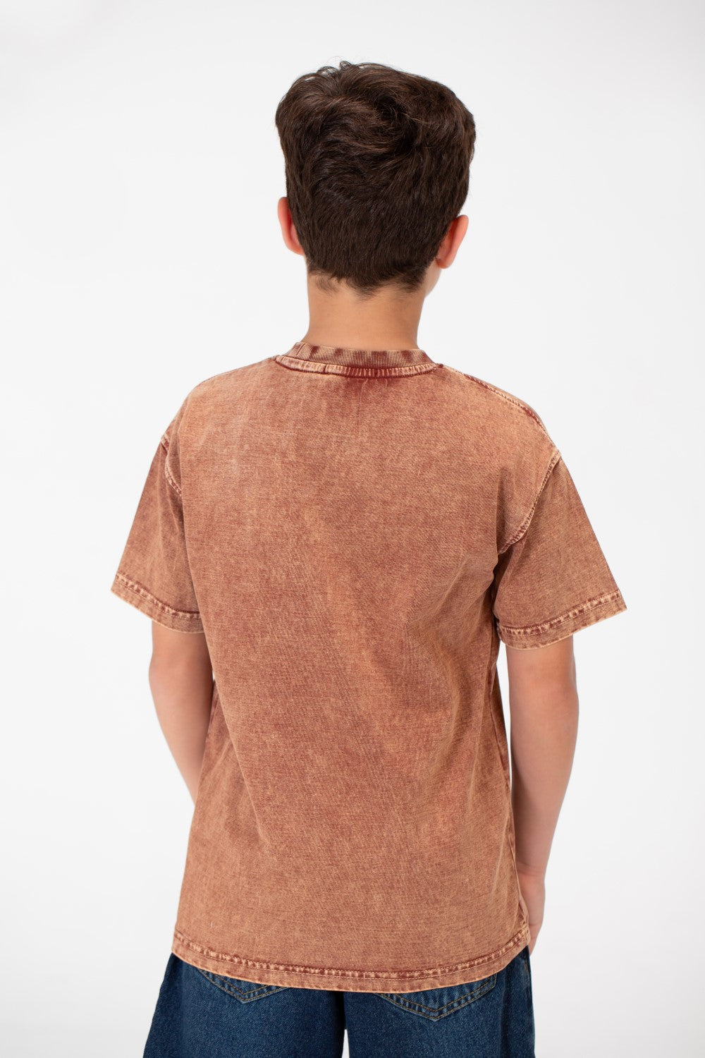 قميص أولاد بسيط برقبة دائرية مغسول