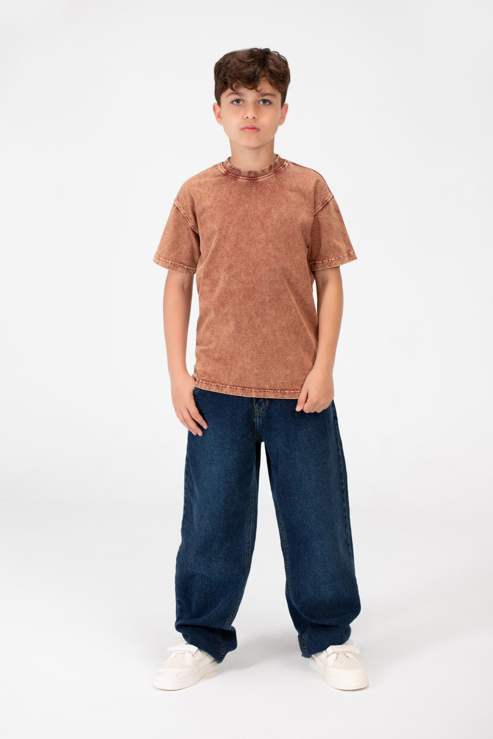 قميص أولاد بسيط برقبة دائرية مغسول