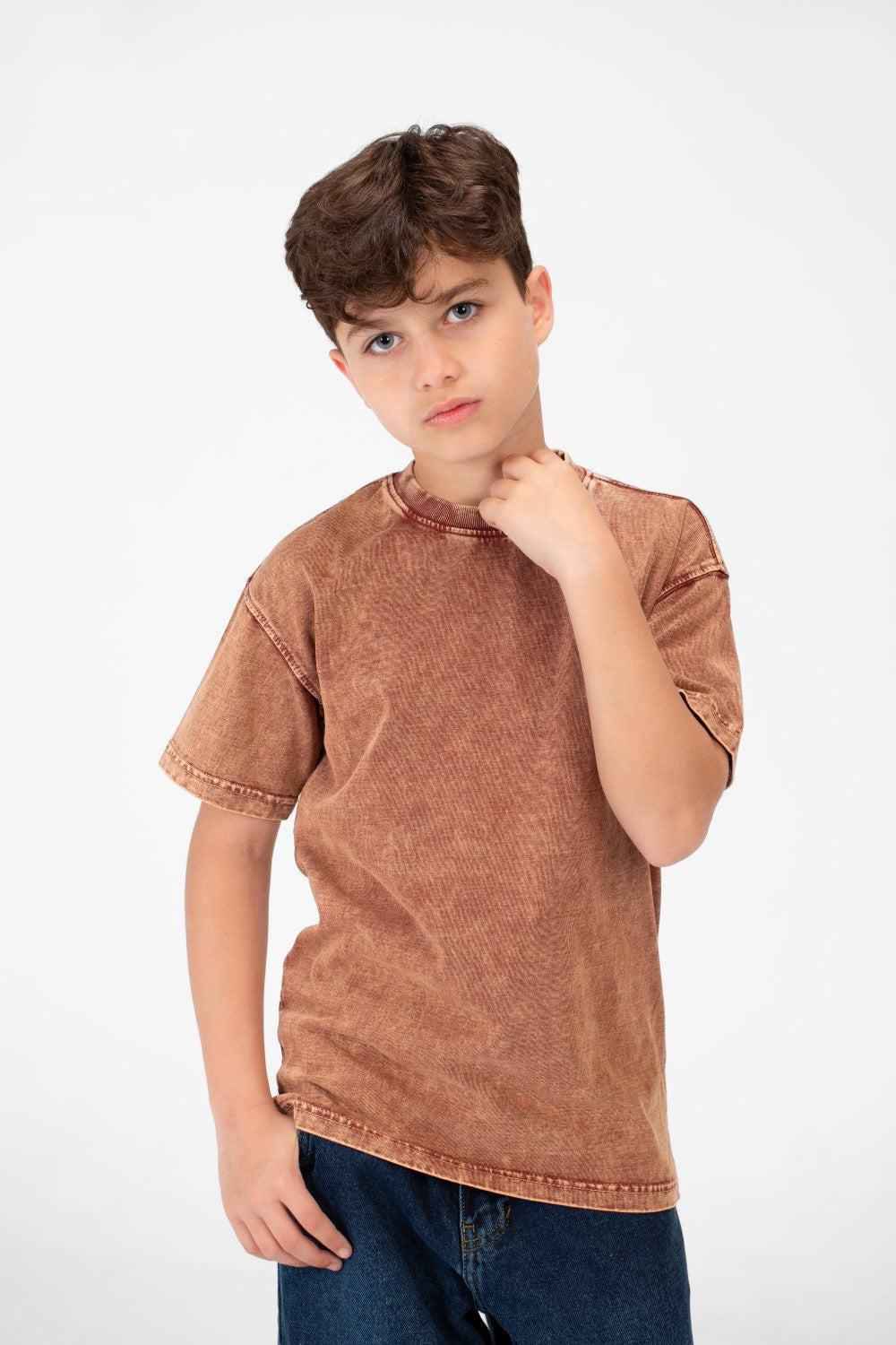 قميص أولاد بسيط برقبة دائرية مغسول