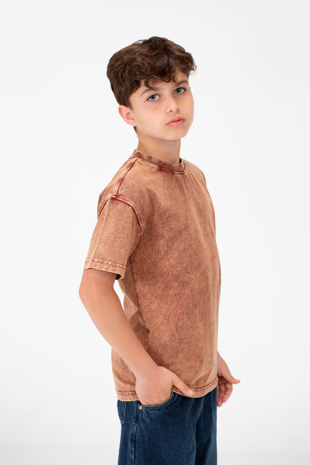 قميص أولاد بسيط برقبة دائرية مغسول
