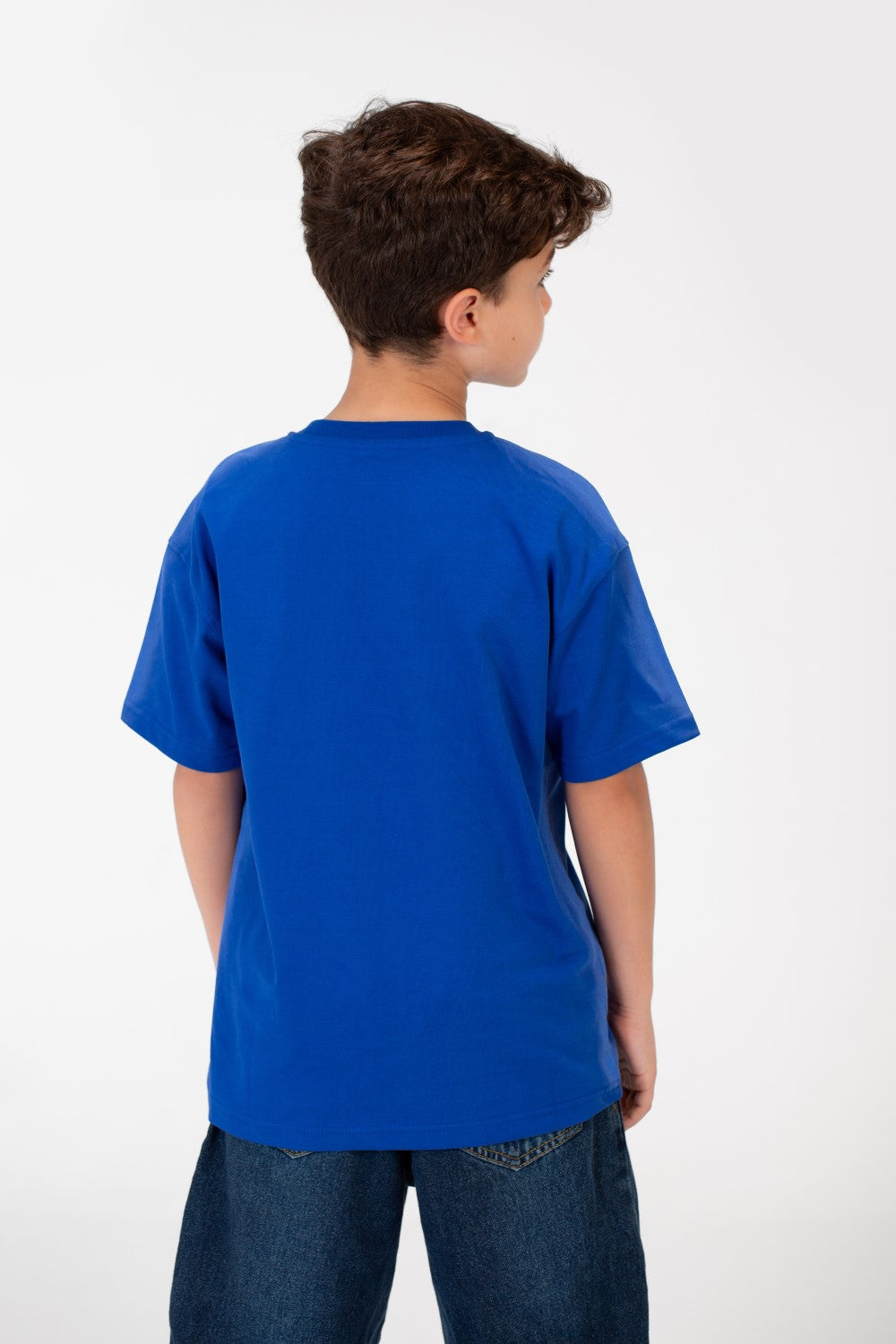 قميص بفتحة رقبة دائرية واسعة أساسي للصبيان