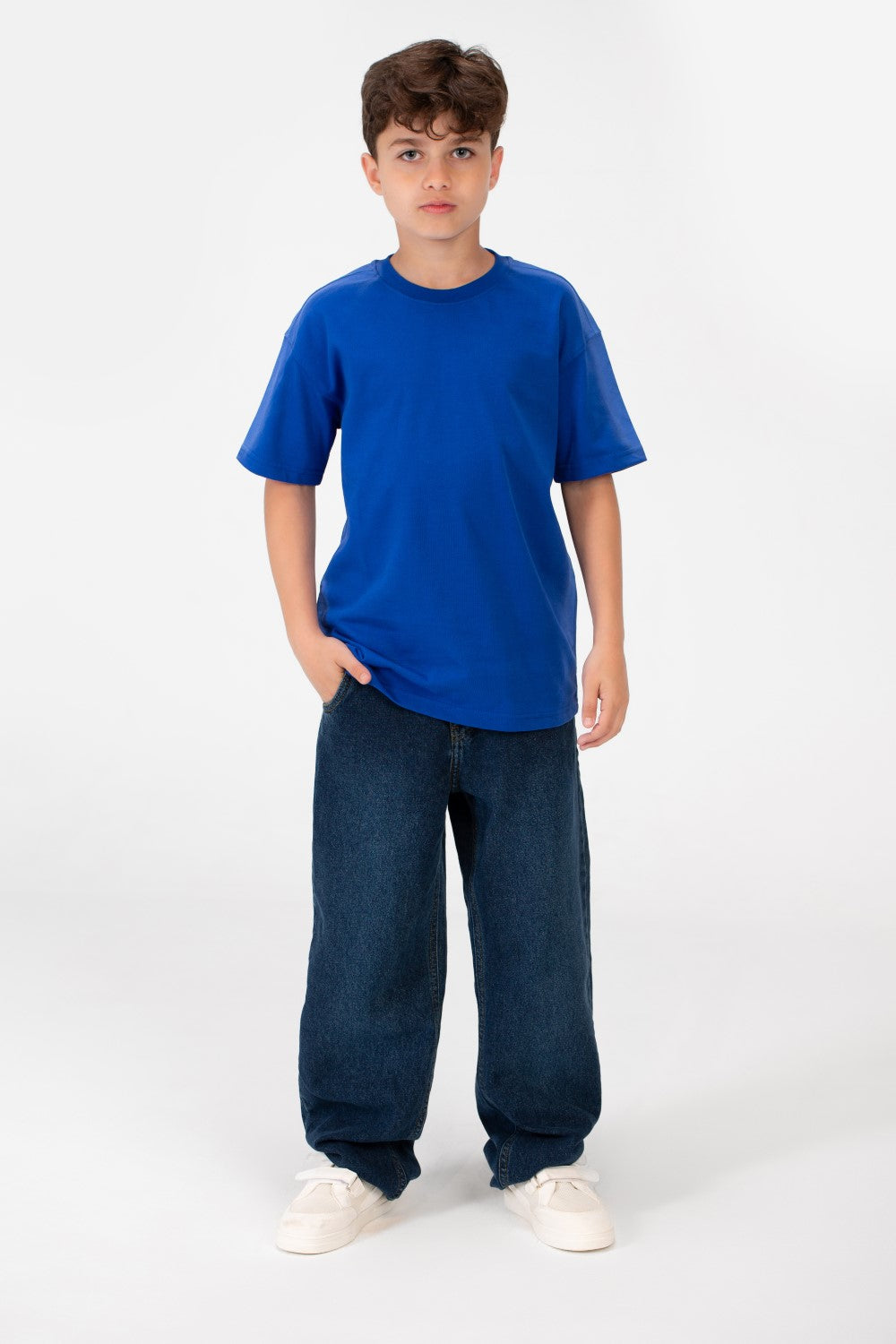 قميص بفتحة رقبة دائرية واسعة أساسي للصبيان