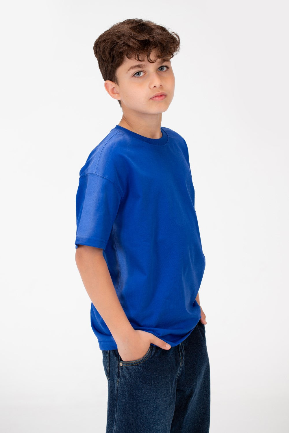 قميص بفتحة رقبة دائرية واسعة أساسي للصبيان