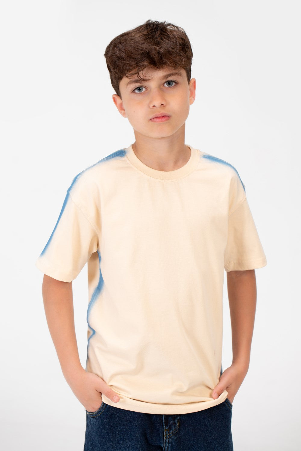 قميص بفتحة رقبة دائرية واسعة أساسي للصبيان