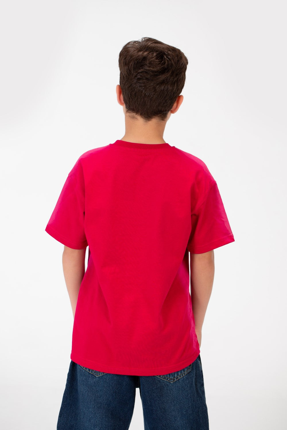 قميص بفتحة رقبة دائرية واسعة أساسي للصبيان