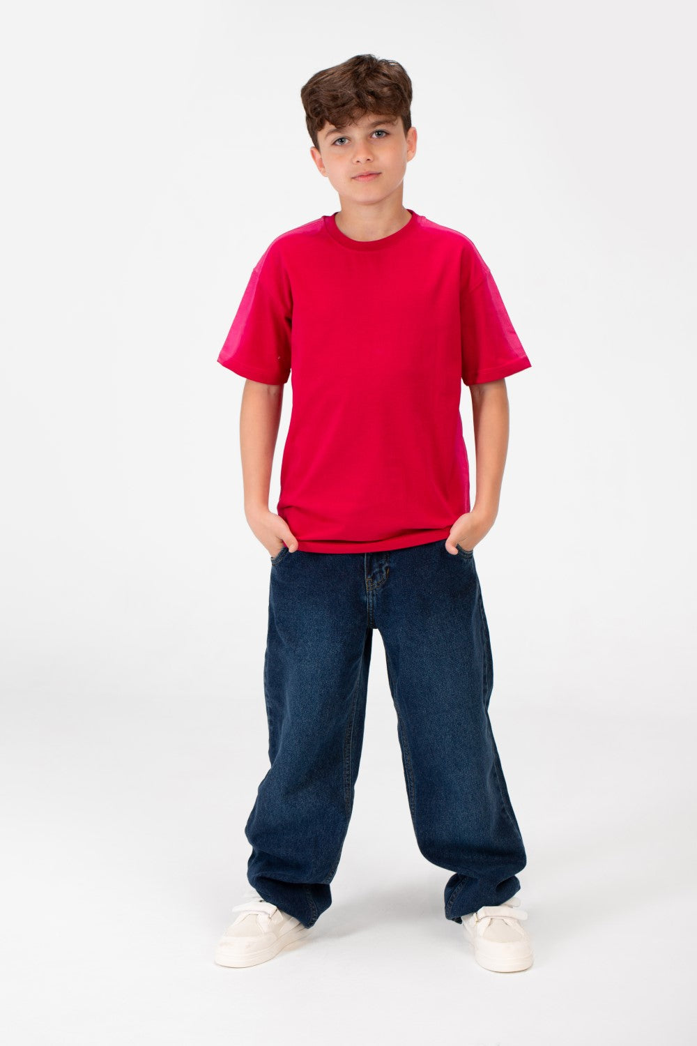 قميص بفتحة رقبة دائرية واسعة أساسي للصبيان